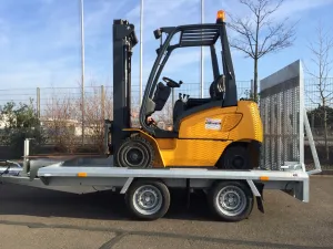 Bau­ma­schinen­trans­por­ter 3m / 3,5t ge­bremst